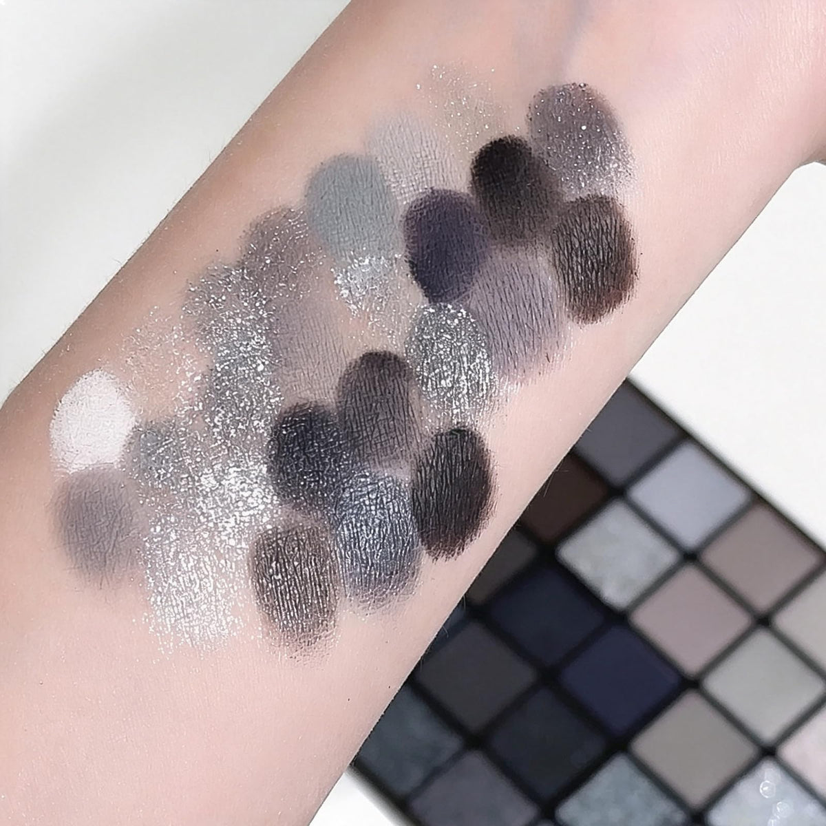 Smoky Eyeshadow Palette Q245157